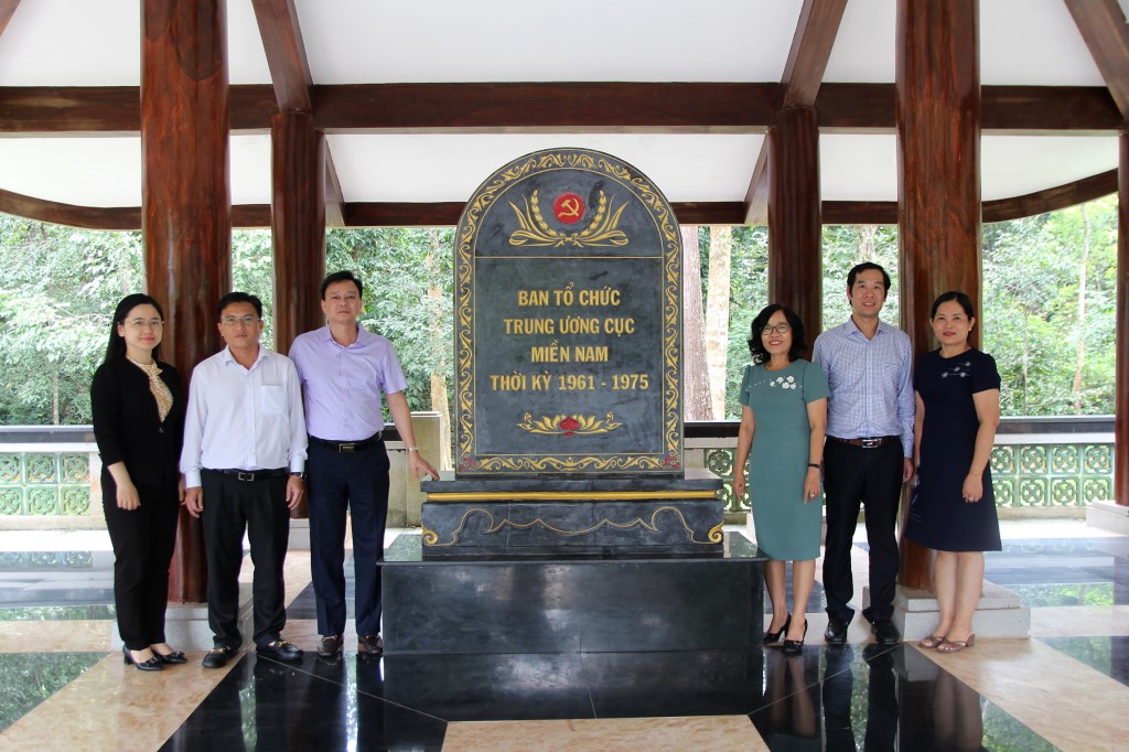 Lãnh đạo Vụ Địa phương III (Ban Tổ chức Trung ương) và lãnh đạo Ban Tổ chức Tỉnh ủy Tây Ninh chụp hình lưu niệm tại Bia tưởng niệm Ban Tổ chức Trung ương Cục miền nam, thời kỳ 1961-1975 (Ảnh: HH)
