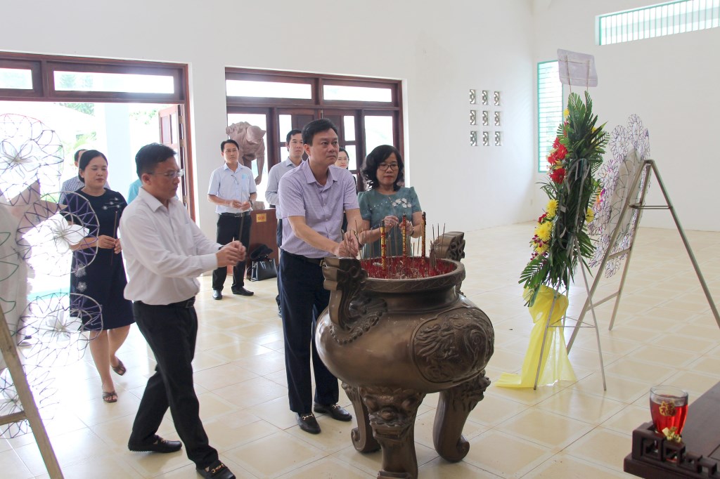 Vụ Địa phương III và Ban Tổ chức Tỉnh ủy Tây Ninh dâng hương tưởng niệm tại nơi làm việc Ban Tổ chức Trung ương Cục miền Nam (Ảnh: HH)