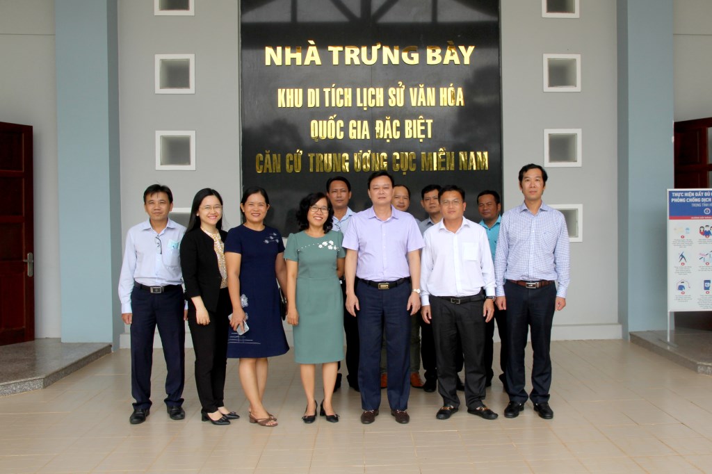 Vụ Địa phương III và Ban Tổ chức Tỉnh ủy Tây Ninh dâng hương tưởng niệm tại nơi làm việc Ban Tổ chức Trung ương Cục miền Nam (Ảnh: HH)