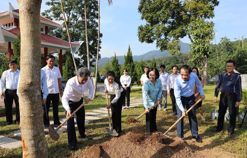 Đ/c Trương Thị Mai và các đồng chí trong đoàn trồng cây lưu niệm tại khuôn viên Nhà bia tưởng niệm nơi làm việc của Ban Tổ chức Trung ương.