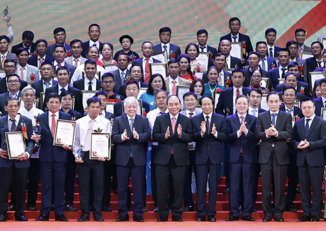 Các đồng chí lãnh đạo Đảng, Nhà nước và và 100 ''Nông dân Việt Nam xuất sắc 2022'' tại Lễ tôn vinh - Ảnh VGP/Đức Tuân.