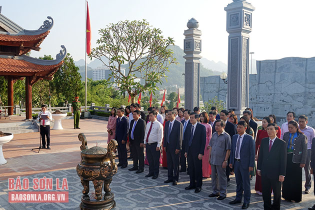 Các đại biểu dâng hương Đền thờ Bác Hồ tại Quảng trường Tây Bắc.