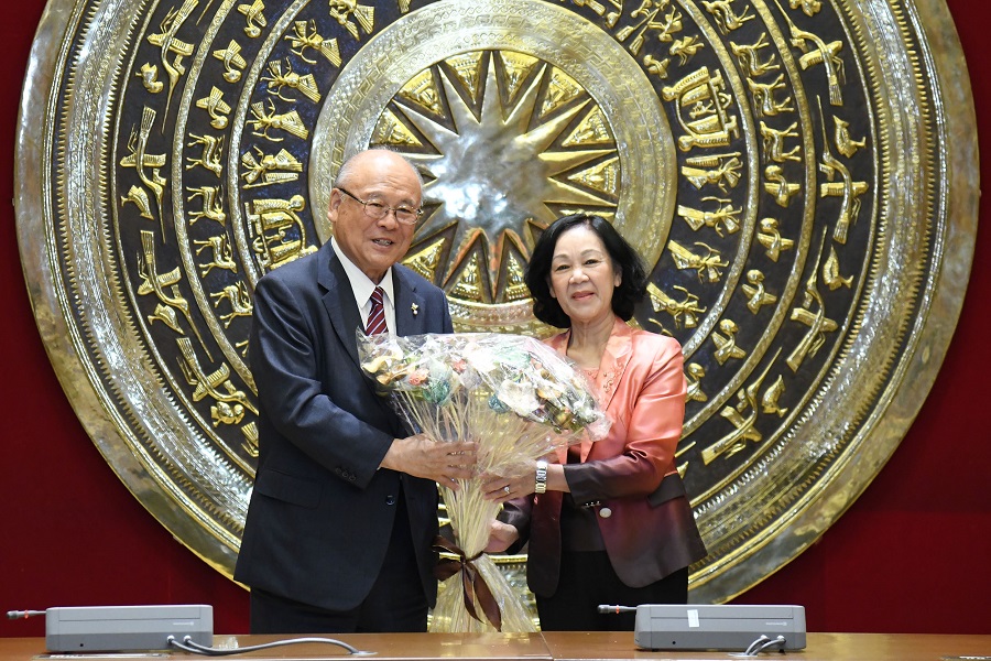 Chủ tịch Nhóm Nghị sĩ hữu Nghị Việt Nam - Nhật Bản Trương Thị Mai và Cố vấn đặc biệt Liên minh Nghị sĩ hữu nghị Nhật Bản - Việt Nam Takebe Tsutomu trao quà lưu niệm.