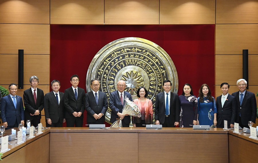 Chủ tịch Nhóm Nghị sĩ hữu nghị Việt Nam - Nhật Bản Trương Thị Mai chụp ảnh lưu niệm cùng Cố vấn đặc biệt Liên minh Nghị sĩ hữu nghị Nhật Bản - Việt Nam Takebe Tsutomu và các đại biểu.