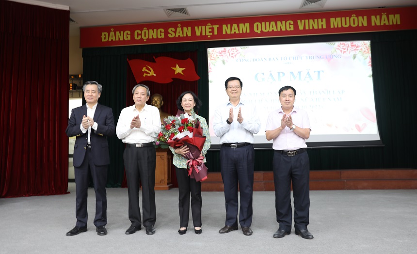 Các đồng chí Lãnh đạo Ban và đại diện Công đoàn cơ quan tặng hoa chúc mừng đồng chí Trương Thị Mai.