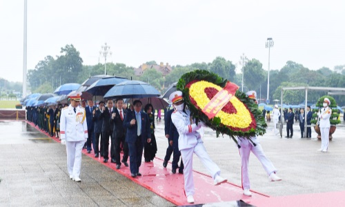 Đại biểu dự Kỳ họp thứ tư, Quốc hội khoá XV vào lăng viếng Chủ tịch Hồ Chí Minh