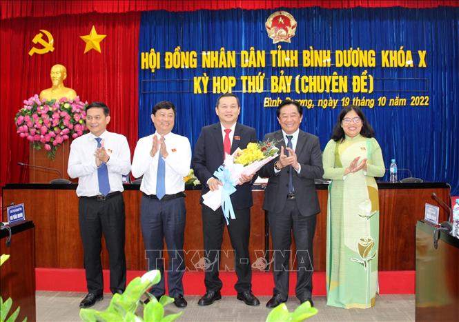 Chủ tịch HĐND tỉnh Bình Dương Phạm Văn Chánh nhận hoa của lãnh đạo Tỉnh ủy, UBND tỉnh sau khi cho thôi làm nhiệm vụ đại biểu HĐND nhiệm kỳ 2021-2026.