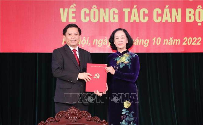 Trưởng Ban Tổ chức Trung ương Trương Thị Mai trao quyết định cho đồng chí Nguyễn Văn Thể.