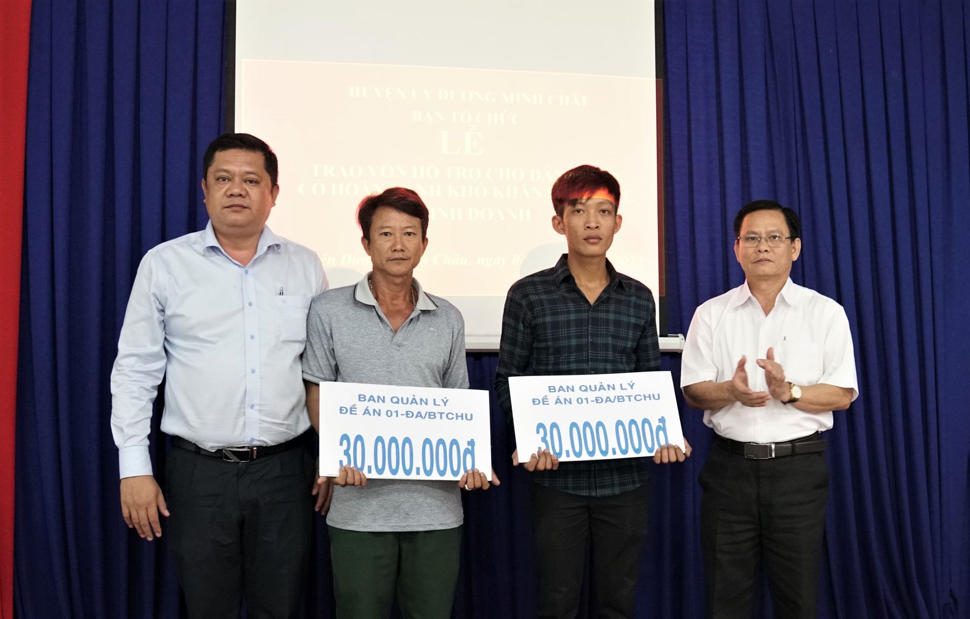 Lãnh đạo Huyện uỷ Dương Minh Châu (Tây Ninh) trao vốn hỗ trợ các đảng viên có hoàn cảnh khó khăn với mức 30 triệu đồng/người.