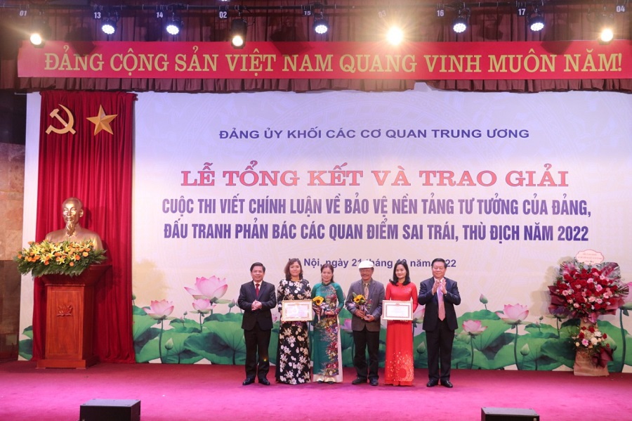 Đồng chí Nguyễn Trọng Nghĩa và đồng chí Nguyễn Văn Thể trao giải cho các tác giả đoạt giải Nhất.