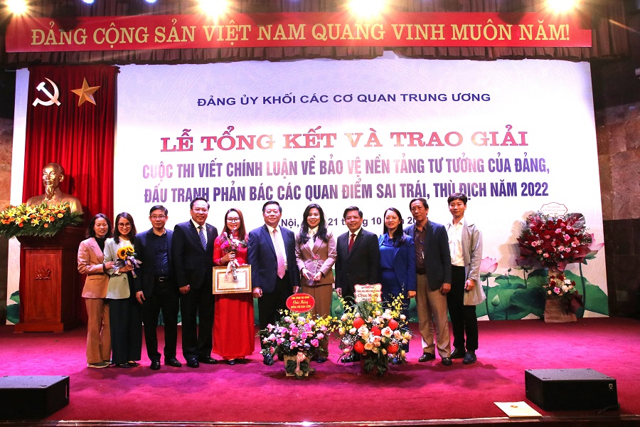 Các đồng chí Nguyễn Trọng Nghĩa, Nguyễn Văn Thể, Đỗ Việt Hà (Phó Bí thư Đảng ủy Khối) chụp ảnh lưu niệm với nhóm tác giả chi bộ Viện Khoa học tổ chức, cán bộ (Đảng bộ cơ quan Ban Tổ chức Trung ương).