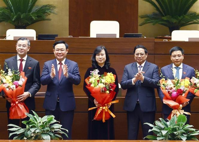 Thủ tướng Phạm Minh Chính, Chủ tịch Quốc hội Vương Đình Huệ chúc mừng Tổng Kiểm toán nhà nước Ngô Văn Tuấn, Bộ trưởng Bộ Y tế Đào Hồng Lan và Bộ trưởng Bộ Giao thông vận tải Nguyễn Văn Thắng. Ảnh: TTXVN