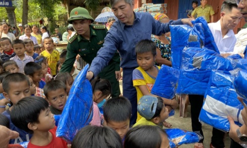 Trao tặng hàng trăm phần quà ý nghĩa cho người dân chịu ảnh hưởng bởi bão lũ tại Con Cuông (Nghệ An)