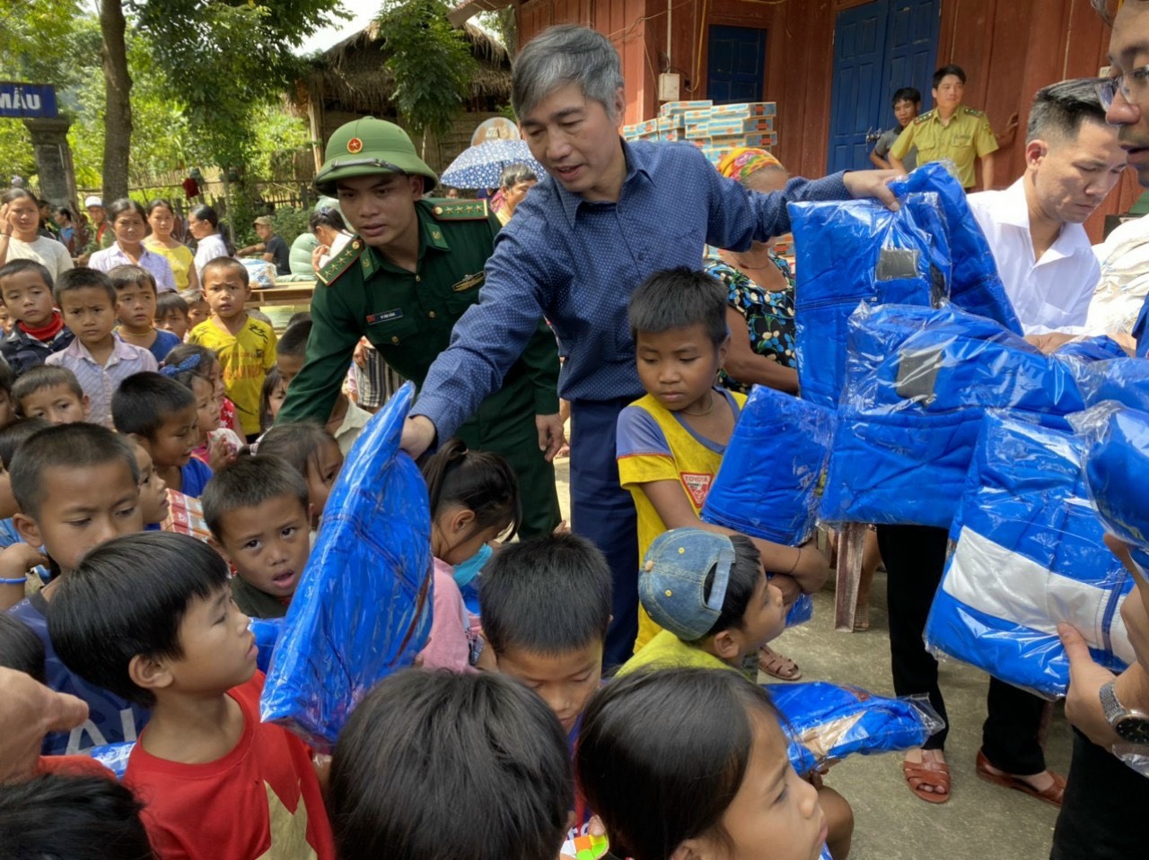Đồng chí Nguyễn Văn Định, Cục phó Cục Bảo vệ Chính trị nội bộ, Phó Chủ tịch Thường trực Công đoàn cơ quan Ban Tổ chức Trung ương trao tặng chăn và áo ấm cho các em nhỏ có hoàn cảnh khó khăn