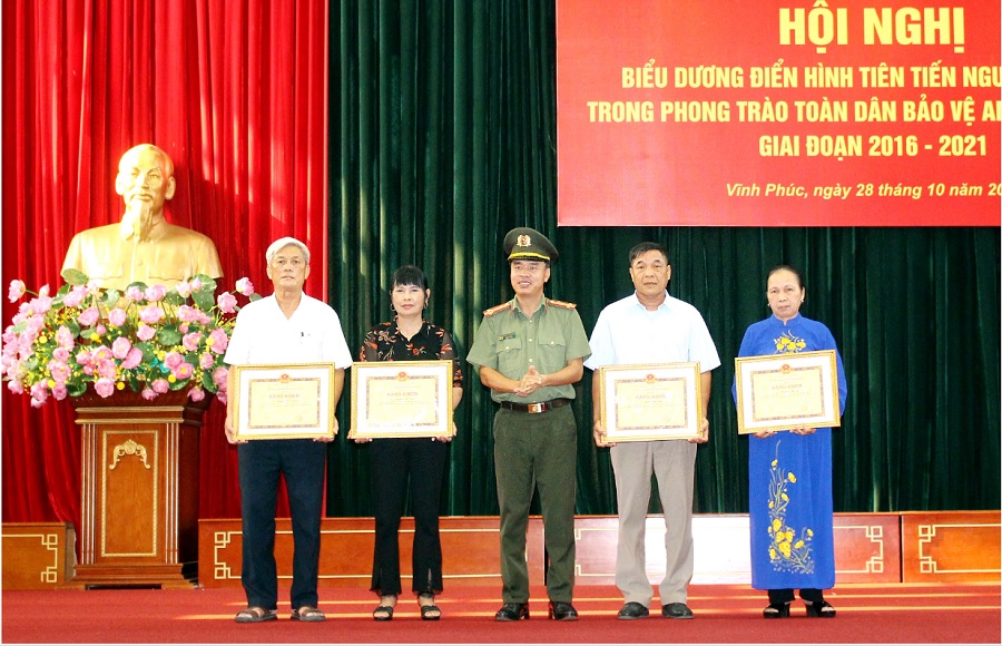 Đại tá Nguyễn Văn Công, Phó Giám đốc Công an tỉnh trao Bằng khen của UBND tỉnh cho hội viên Hội Người cao tuổi có thành tích xuất sắc trong phong trào 