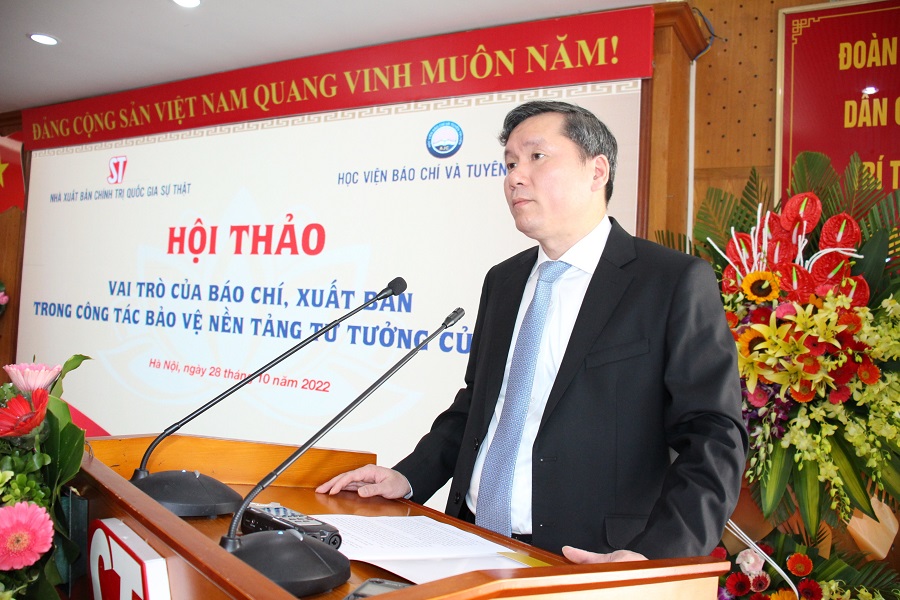 Đồng chí Lê Văn Lợi phát biểu tại Hội thảo.
