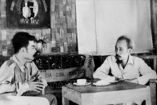 Chủ tịch Hồ Chí Minh tiếp Chủ tịch Lào Xu-va-nu-vông tại chiến khu Việt Bắc, năm 1958. Ảnh: Tư liệu TTXVN