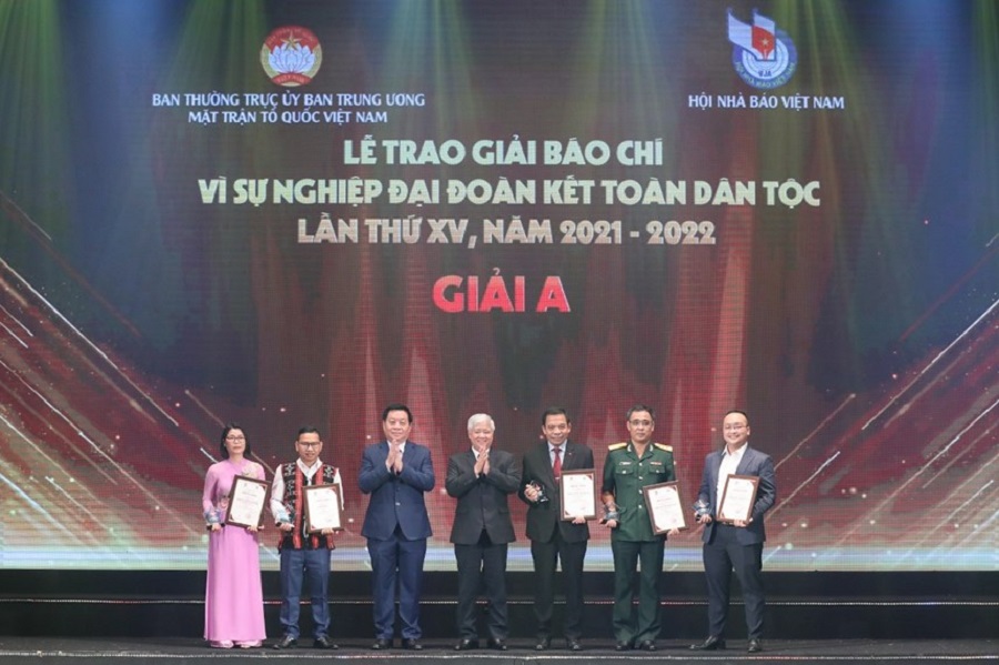 Đồng chí Nguyễn Trọng Nghĩa và đồng chí Đỗ Văn Chiến trao giải cho tác giả, đại diện nhóm tác giả đoạt giải A.