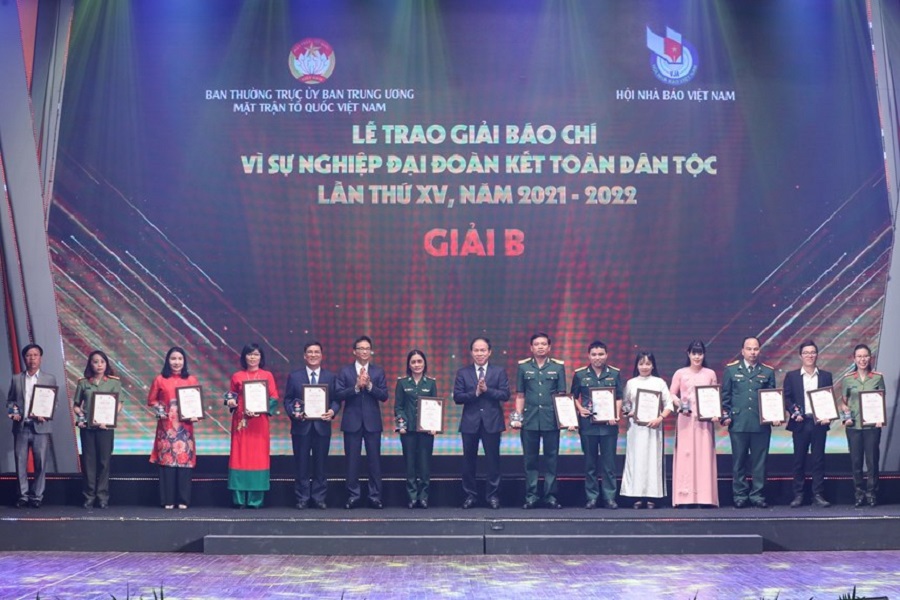 Đồng chí Vũ Đức Đam và đồng chí Lê Tiến Châu trao giải cho tác giả, đại diện nhóm tác giả đoạt giải B.