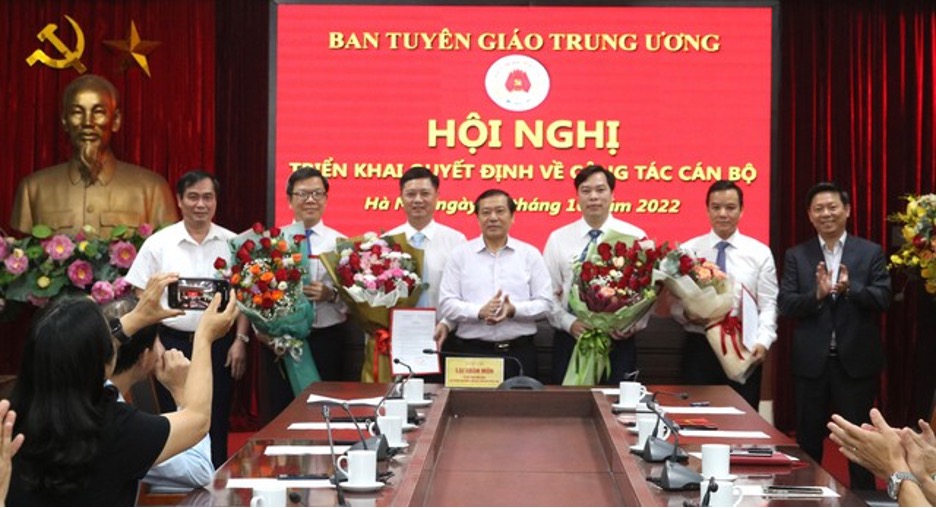 Lãnh đạo Ban Tuyên giáo Trung ương chúc mừng các cán bộ được bổ nhiệm. Ảnh Tuyengiao.vn