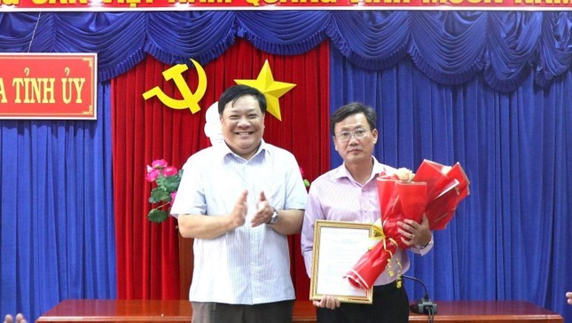 Đồng chí Phạm Thành Ngại, Phó Bí thư Thường trực Tỉnh ủy tặng hoa chúc mừng đồng chí Hồ Văn Chung.
