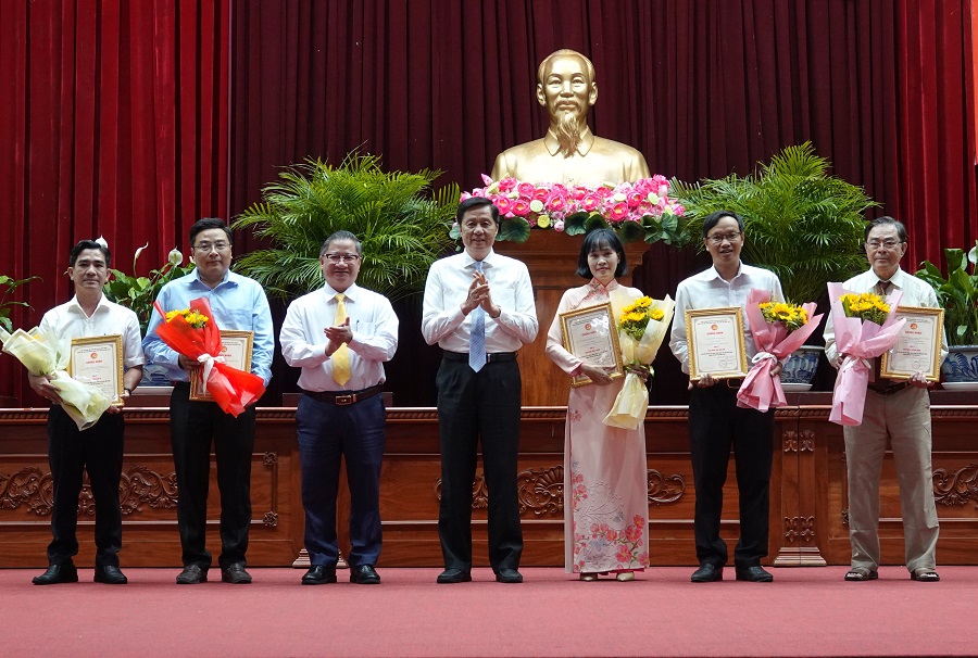 Đồng chí Phạm Văn Hiểu, Phó Bí thư Thường trực Thành ủy, Chủ tịch HĐND thành phố, Trưởng Ban Tổ chức Giải và đồng chí Trần Việt Trường, Phó Bí thư Thành ủy, Chủ tịch UBND thành phố trao Giấy chứng nhận và hoa cho tác giả có tác phẩm đoạt Giải.