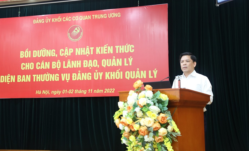 Đ/c Nguyễn Văn Thể phát biểu khai giảng lớp học.