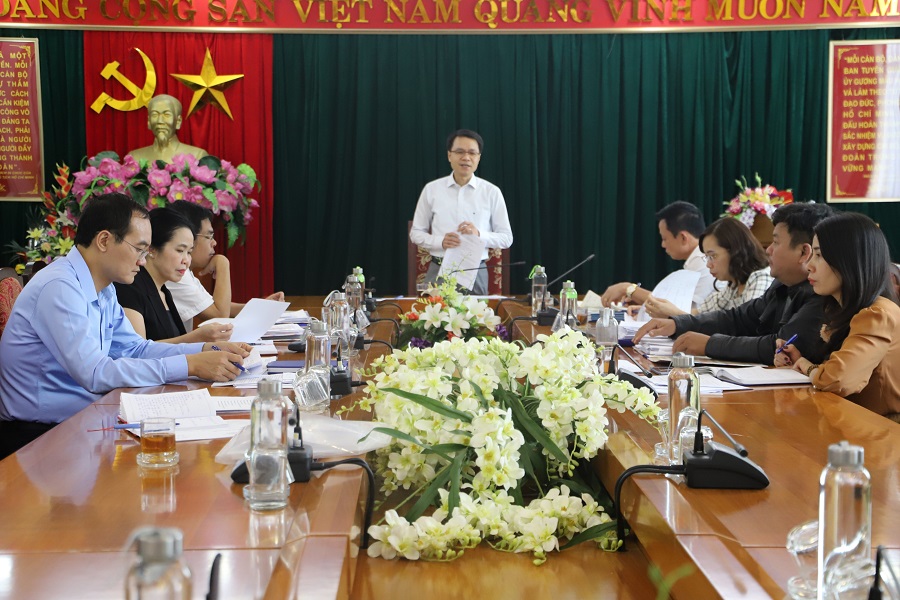 Đồng chí Ngô Duy Đông, Phó trưởng Ban Tuyên giáo Tỉnh ủy, Chủ tịch Hội đồng chấm chọn kết luận tại Hội nghị thống nhất kết quả chấm chung khảo các tác phẩm tham gia dự Giải Báo chí toàn quốc về xây dựng Đảng (Giải Búa liềm vàng) lần thứ VII - năm 2022 tại tỉnh Vĩnh Phúc. Ảnh: Hải Yến