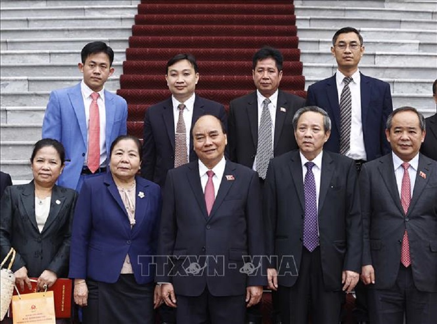 Chủ tịch nước Nguyễn Xuân Phúc và đồng chí Sisay Leudetmounsone chụp ảnh chung với các đại biểu. Ảnh: Thống Nhất/TTXVN.