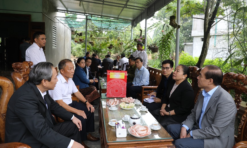 Đoàn thăm gia đình ông Nguyễn Tiến Hưng, hộ sản xuất kinh doanh giỏi tại thôn 4, xã Thái Bình.