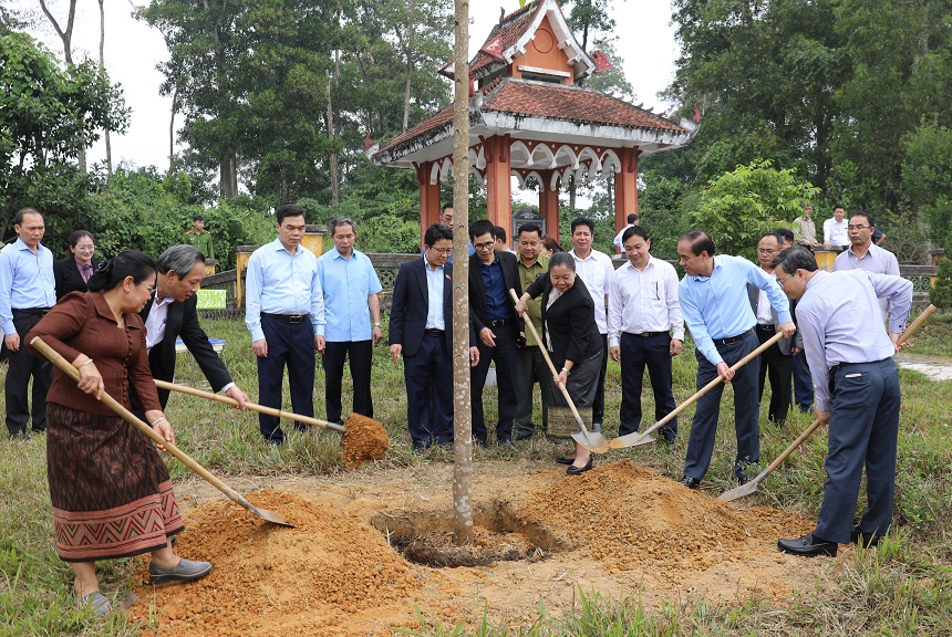 Đồng chí Xỉ-Xảy Lư-đệt-mun-xỏn cùng các đồng chí lãnh đạo trồng cây tại di tích Lào thôn Làng Ngòi.