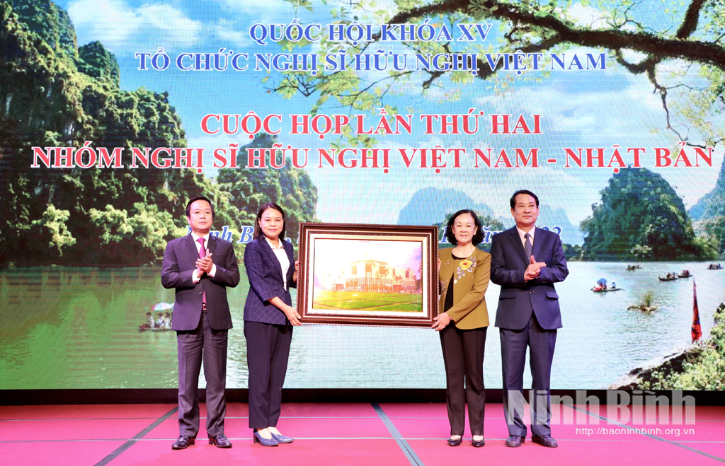 Đồng chí Trương Thị Mai, Ủy viên Bộ Chính trị, Bí thư Trung ương Đảng, Trưởng Ban Tổ chức Trung ương, Chủ tịch Nhóm Nghị sĩ hữu nghị Việt Nam - Nhật Bản tặng quà lưu niệm cho tỉnh Ninh Bình.