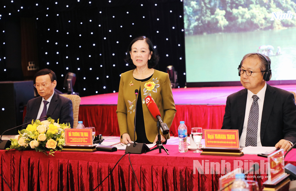 Đồng chí Trương Thị Mai, Ủy viên Bộ Chính trị, Bí thư Trung ương Đảng, Trưởng Ban Tổ chức Trung ương, Chủ tịch Nhóm Nghị sĩ hữu nghị Việt Nam - Nhật Bản phát biểu tại hội nghị.