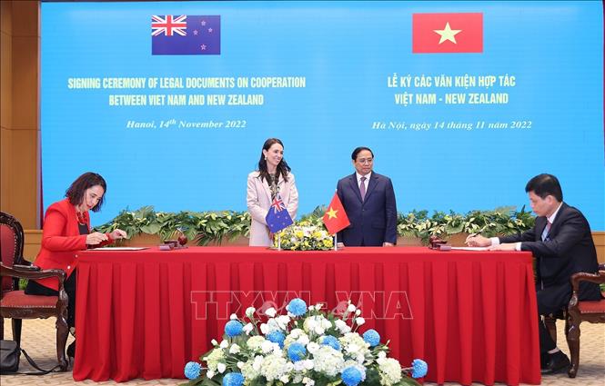 Thủ tướng Chính phủ Phạm Minh Chính và Thủ tướng Niu Di-lân Jacinda Ardern chứng kiến lễ ký Thỏa thuận hợp tác giữa Bộ Giao thông vận tải Việt Nam và Bộ Giao thông vận tải Niu Di-lân về hợp tác hàng không dân dụng. Ảnh: Dương Giang/TTXVN