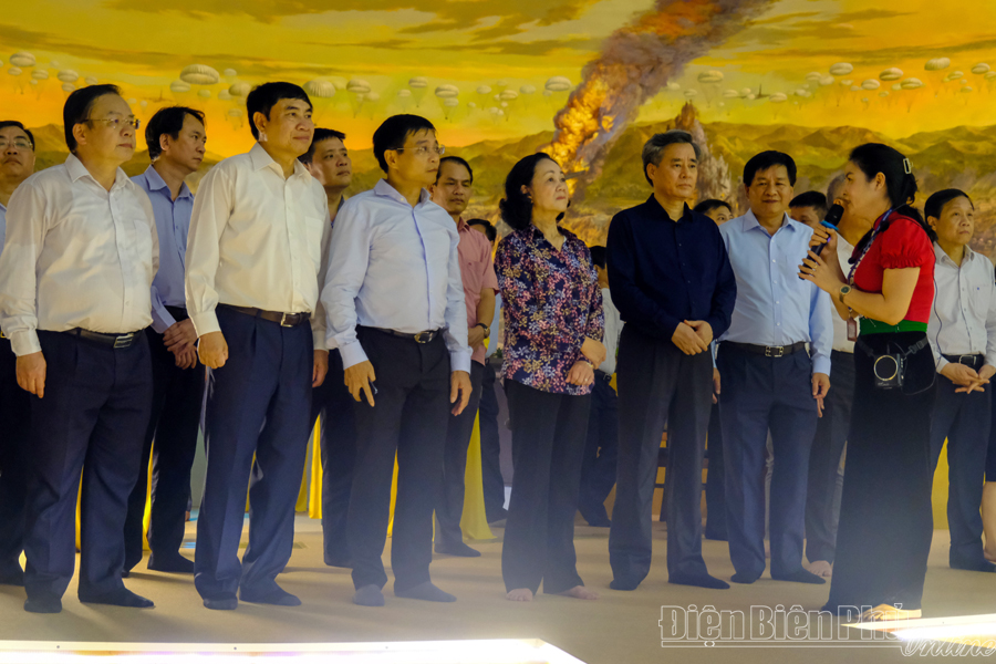 Đồng chí Trương Thị Mai cùng đoàn công tác và các đồng chí lãnh đạo tỉnh tham quan bức tranh pa-nô-ra-ma tái hiện toàn cảnh Chiến dịch Điện Biên Phủ.