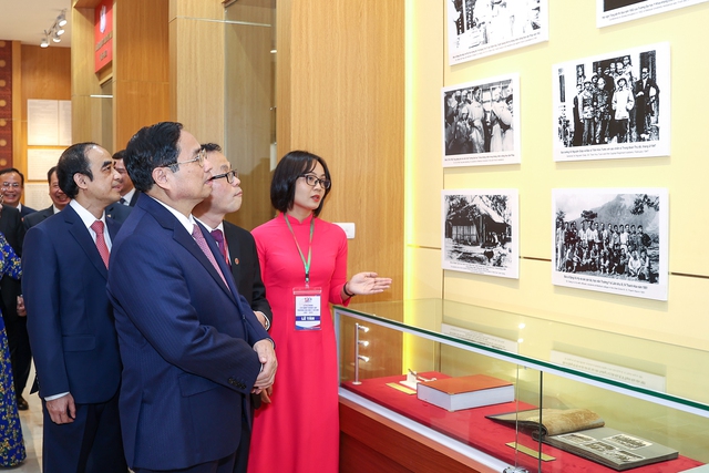 Thủ tướng thăm phòng truyền thống của Trường Đại học Y Hà Nội - Ảnh: VGP/Nhật Bắc.