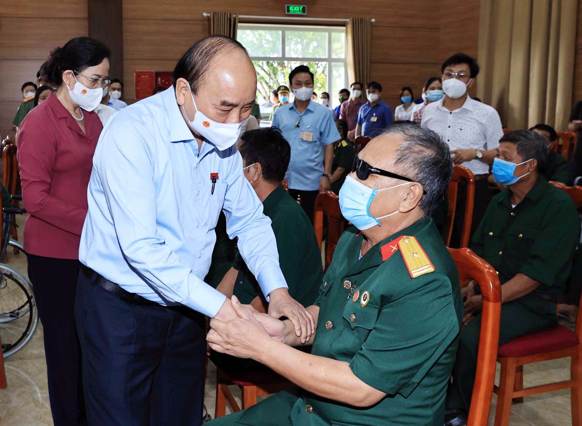 Chủ tịch nước Nguyễn Xuân Phúc thăm hỏi sức khỏe thương binh, bệnh binh tại Trung tâm Nuôi dưỡng thương, bệnh binh nặng và Điều dưỡng Người có công tỉnh Hà Nam.