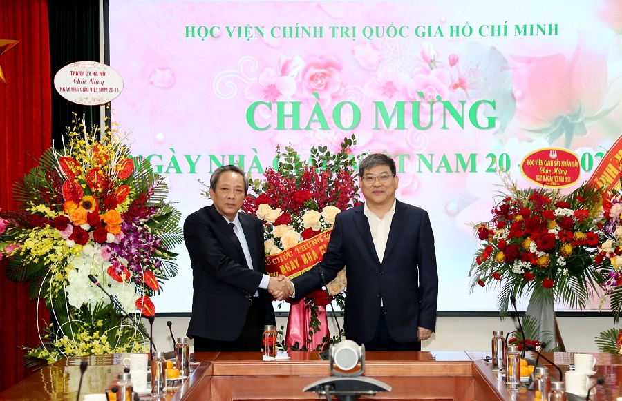 Đồng chí Hoàng Đăng Quang tặng hoa chúc mừng Học viện Chính trị quốc gia Hồ Chí Minh