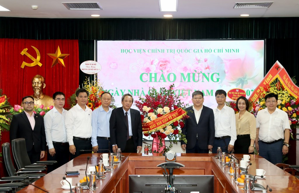 Đoàn công tác của Ban Tổ chức Trung ương chụp ảnh lưu niệm với đoàn