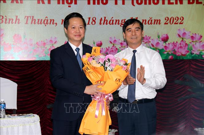 Bí thư Tỉnh ủy Bình Thuận Dương Văn An tặng hoa chúc mừng đồng chí Đoàn Anh Dũng được bầu làm Chủ tịch UBND tỉnh Bình Thuận.
