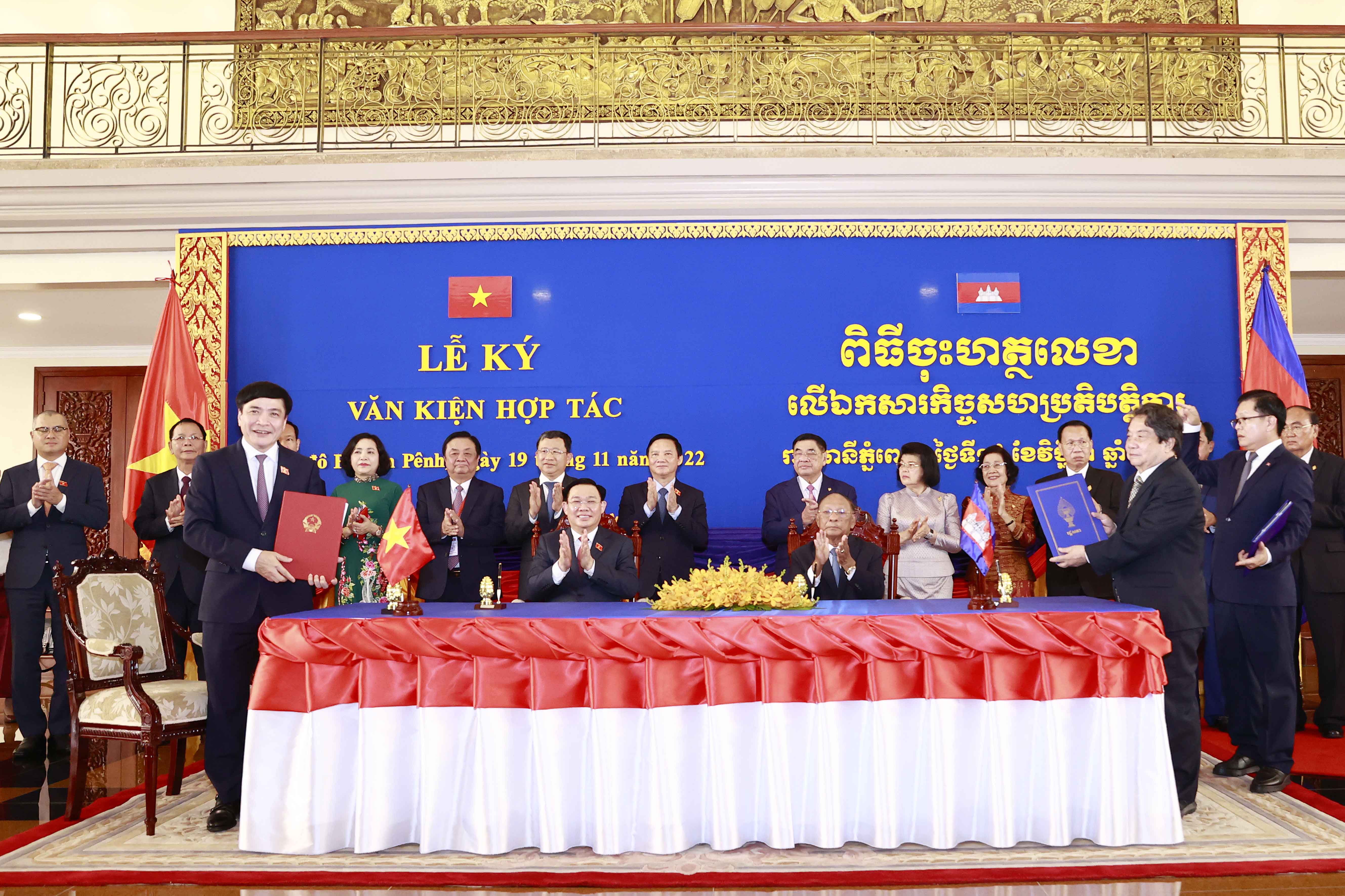 Tổng Thư ký Quốc hội, Chủ nhiệm Văn phòng Quốc hội Bùi Văn Cường và Tổng Thư ký Quốc hội Campuchia Leng Peng Long đã ký Bản ghi nhớ hợp tác giữa hai cơ quan.