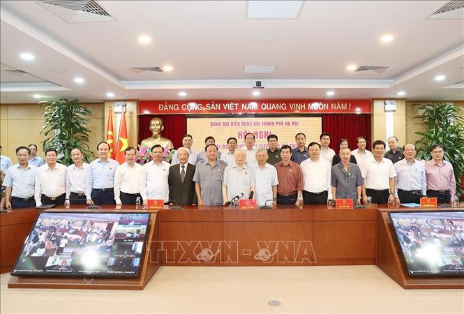 Tổng Bí thư Nguyễn Phú Trọng và các đại biểu với cử tri tại quận Đống Đa. Ảnh: Trí Dũng/TTXVN.