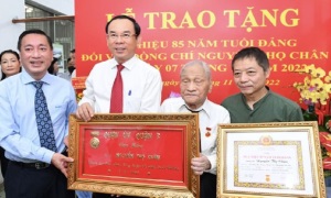 Trao Huy hiệu 85 năm tuổi đảng cho nguyên Bộ trưởng Bộ Lao động -Thương binh và Xã hội Nguyễn Thọ Chân
