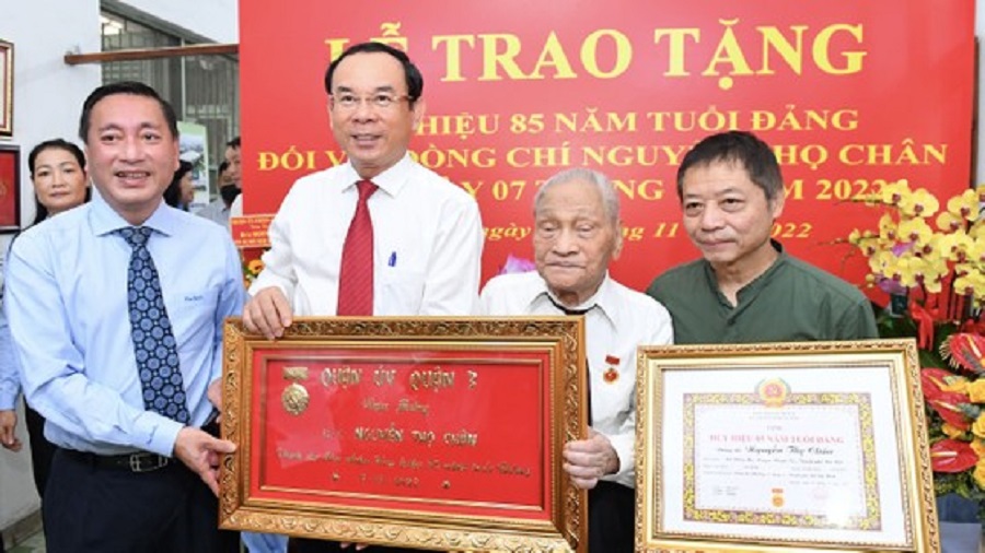 Bí thư Thành ủy TP. Hồ Chí Minh Nguyễn Văn Nên trao Huy hiệu 85 năm tuổi Đảng đồng chí Nguyễn Thọ Chân.
