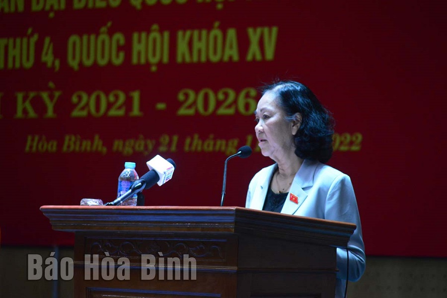Đồng chí Trương Thị Mai, Ủy viên Bộ Chính trị, Bí thư Trung ương Đảng, Trưởng Ban Tổ chức Trung ương phát biểu tại buổi tiếp xúc cử tri TP. Hòa Bình.