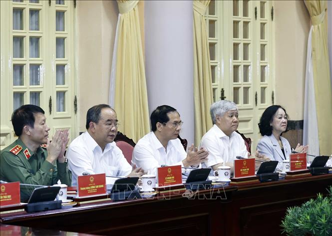 Trưởng Ban Tổ chức Trung ương Trương Thị Mai (ngoài cùng, bên phải) tham dự Phiên họp.