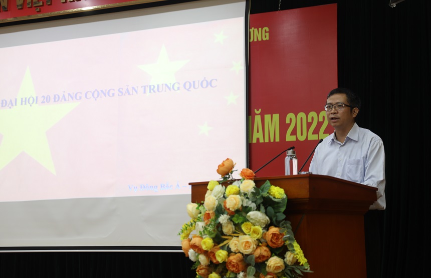 Đ/c Phạm Thanh Bình, Vụ trưởng Vụ Đông Bắc Á (Ban Đối ngoại Trung ương trao đổi tại Hội nghị.