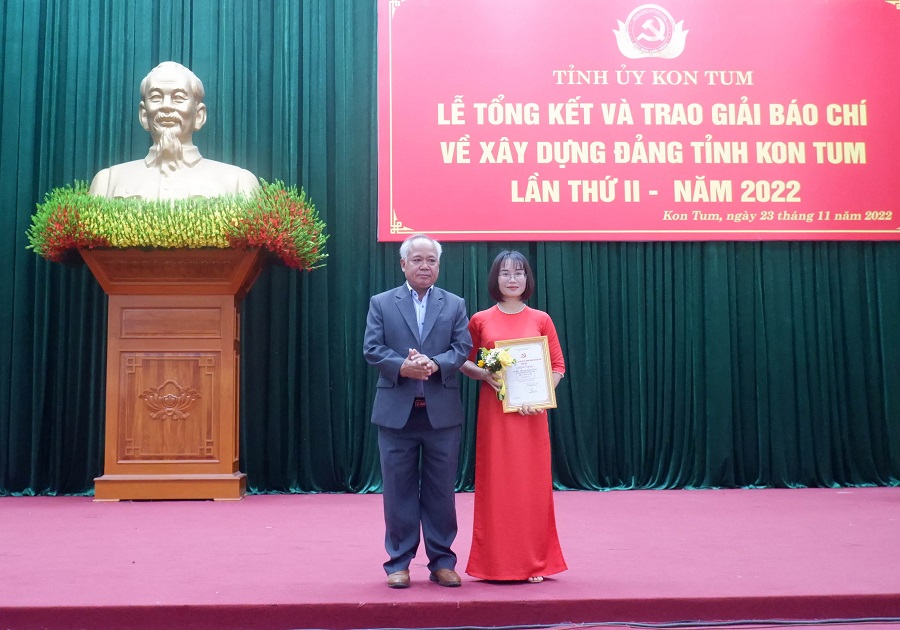 Đồng chí A Pớt, Phó Bí thư Thường trực Tỉnh ủy Kon Tum trao giải A cho tác giả Nguyễn Thị Hoài Tiến (Báo Kon Tum).