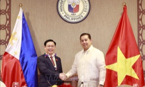 Chủ tịch Quốc hội Vương Đình Huệ hội đàm với Chủ tịch Hạ viện Phi-li-pin