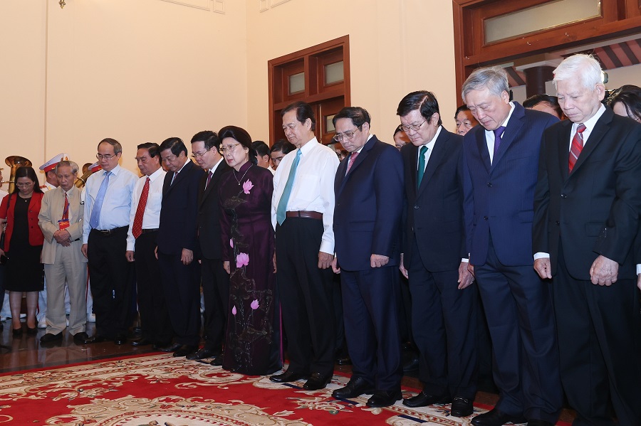 Thủ tướng Phạm Minh Chính và các đồng chí lãnh đạo, nguyên lãnh đạo Đảng, Nhà nước tưởng niệm Thủ tướng Võ Văn Kiệt - Ảnh: VGP/Nhật Bắc.